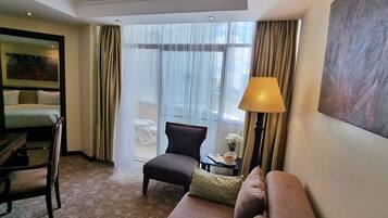 Balcony Suite | Living area | TV