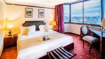 Balcony Suite | 1 bedroom, Egyptian cotton sheets, premium bedding, in-room safe