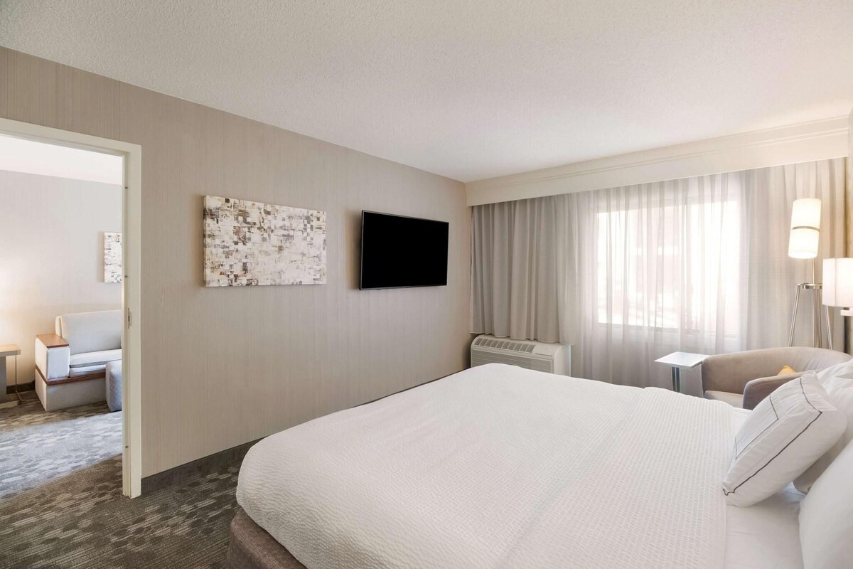 Premium bedding, pillowtop beds, desk, laptop workspace