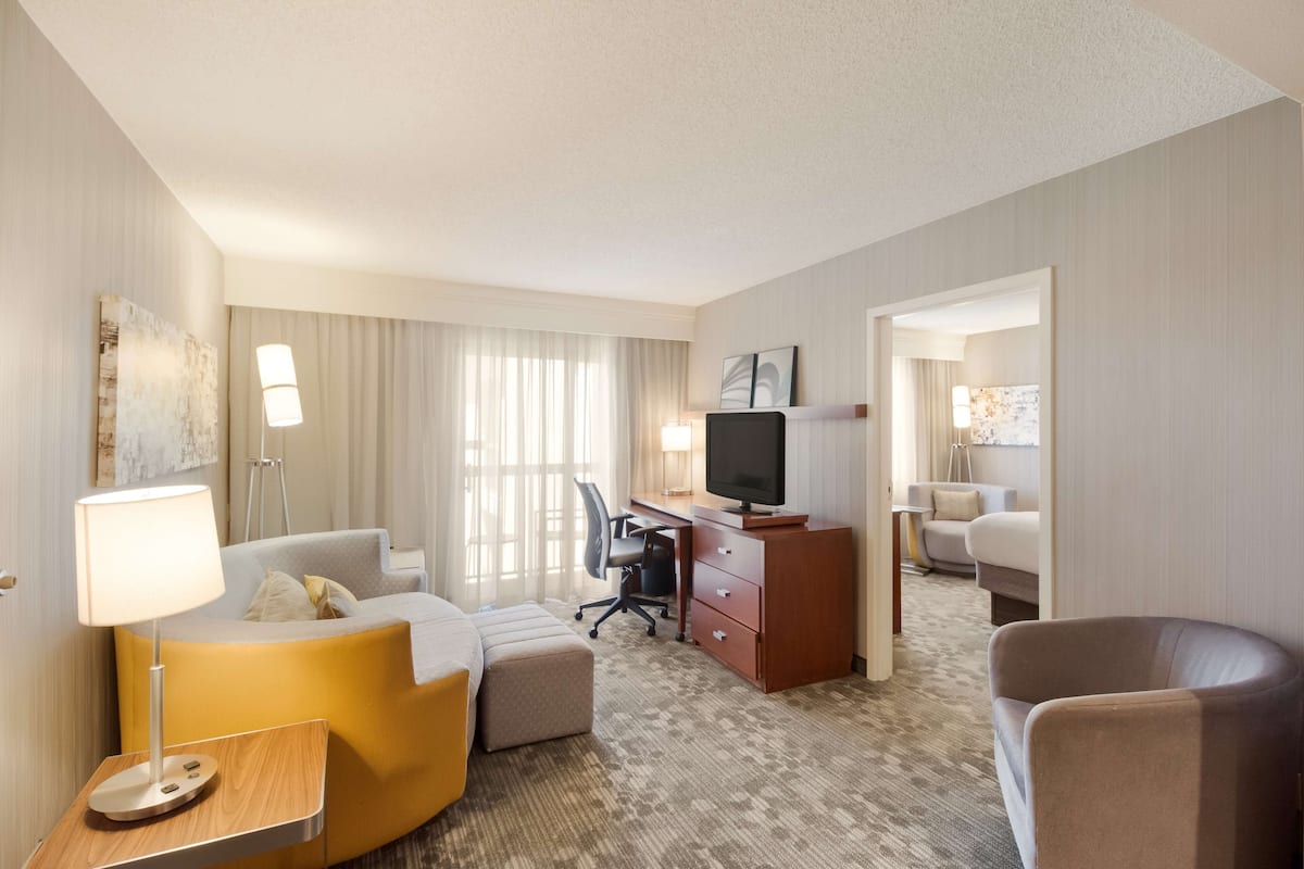 1 bedroom, premium bedding, pillowtop beds, desk