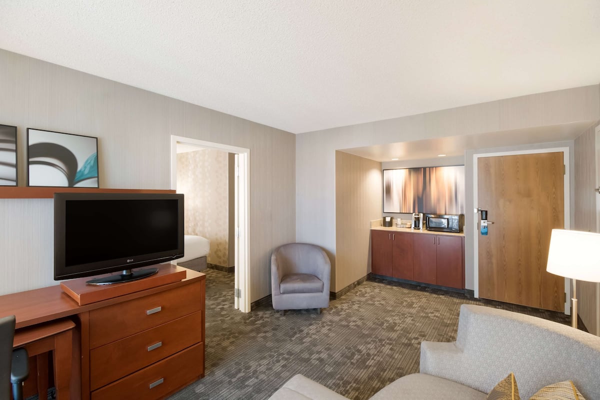 1 bedroom, premium bedding, pillowtop beds, desk