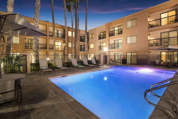 Outdoor pool, sun loungers