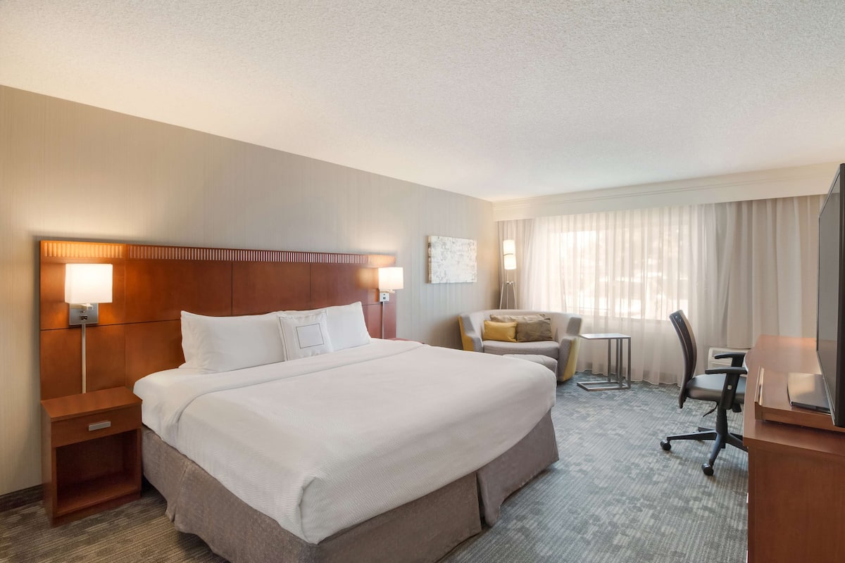 1 bedroom, premium bedding, pillowtop beds, desk