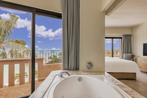 Master Suite, 2 bedrooms plus | Coffre-fort, rideaux d’obscurcissement, fer et planche à repasser