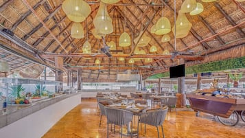 3 restaurantes; se sirve desayuno, almuerzo y cena; cocina internacional