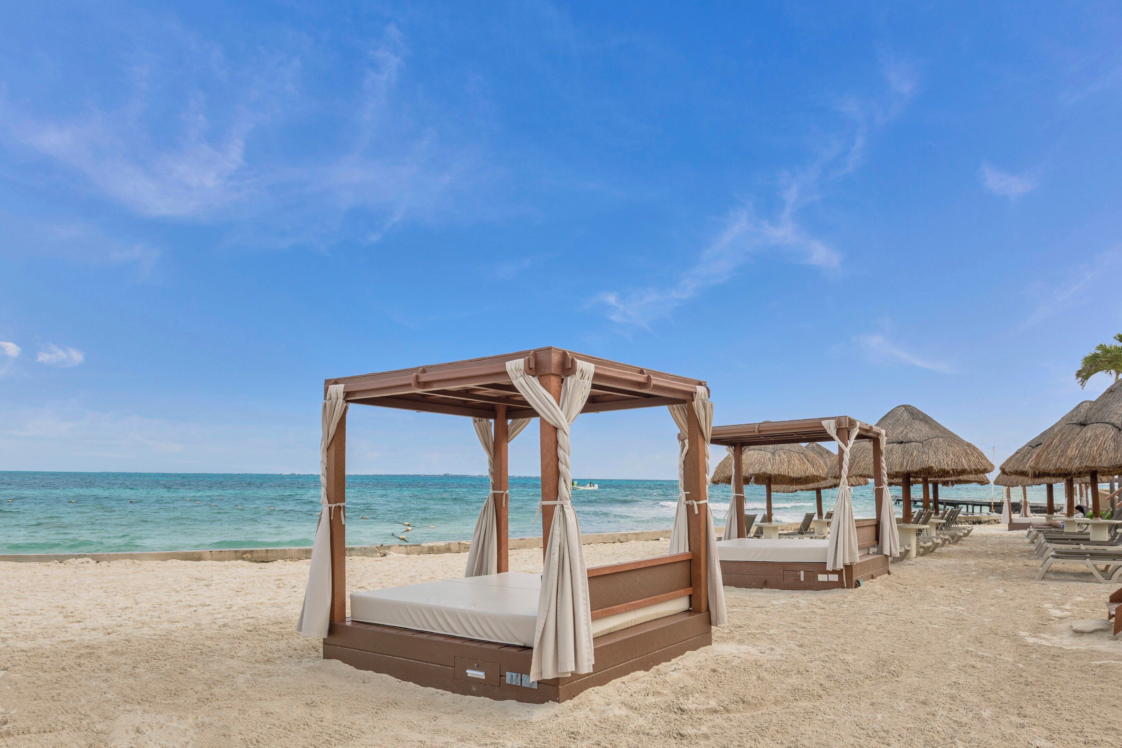 Plage, sable blanc, cabines (en supplément), chaises longues