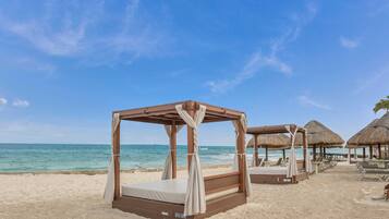 Plage, sable blanc, cabines (en supplément), chaises longues