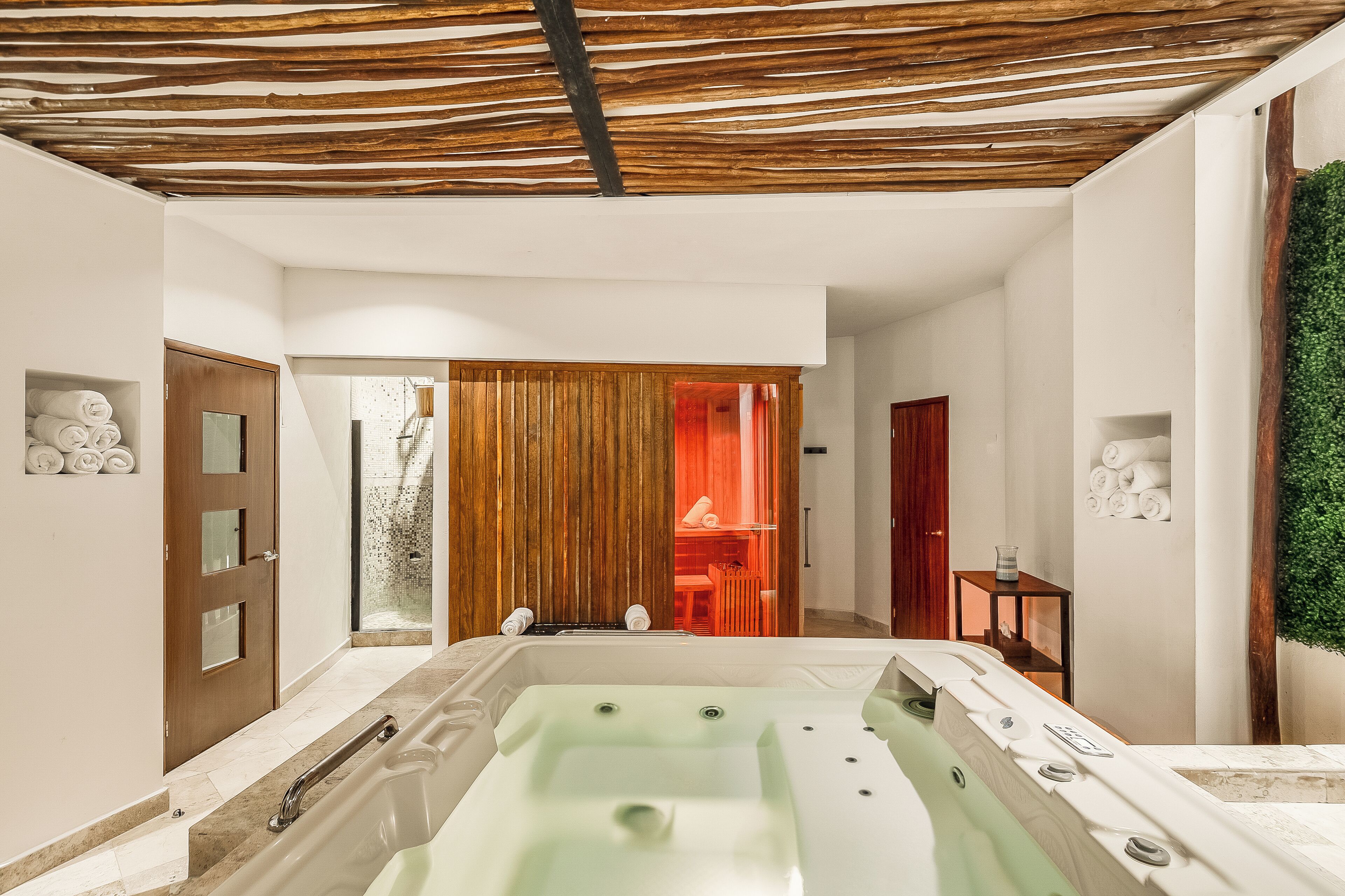 Salas de tratamiento para parejas, un sauna, una bañera de hidromasaje