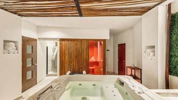Salas de tratamiento para parejas, un sauna, una bañera de hidromasaje