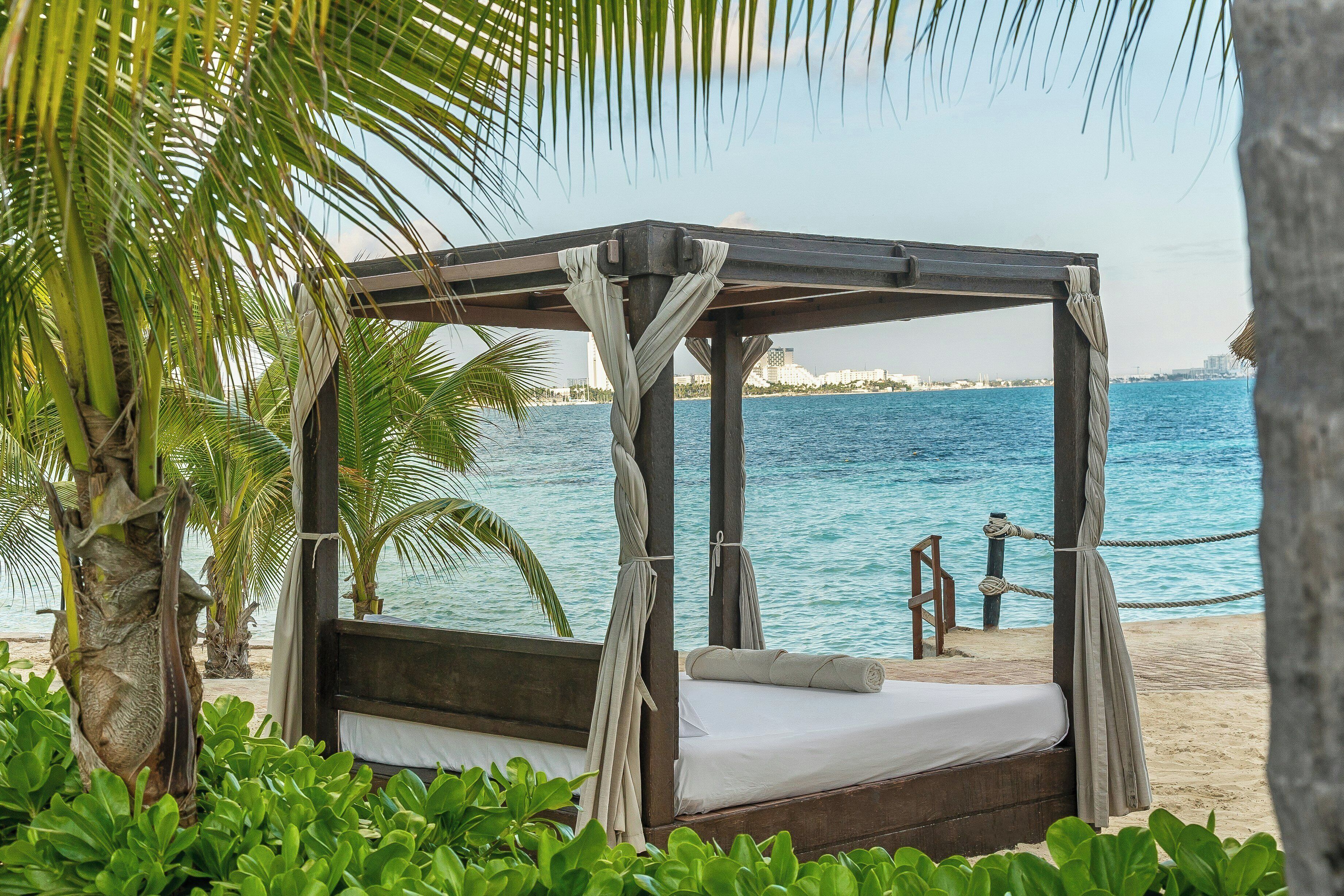 Ubicación a pie de playa, arena blanca, cabañas de playa y tumbonas