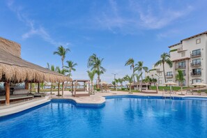 Outdoor pool, open 8:00 AM to 8:00 PM, cabanas (surcharge) - Fiesta Americana Cancun Villas (Cancun)