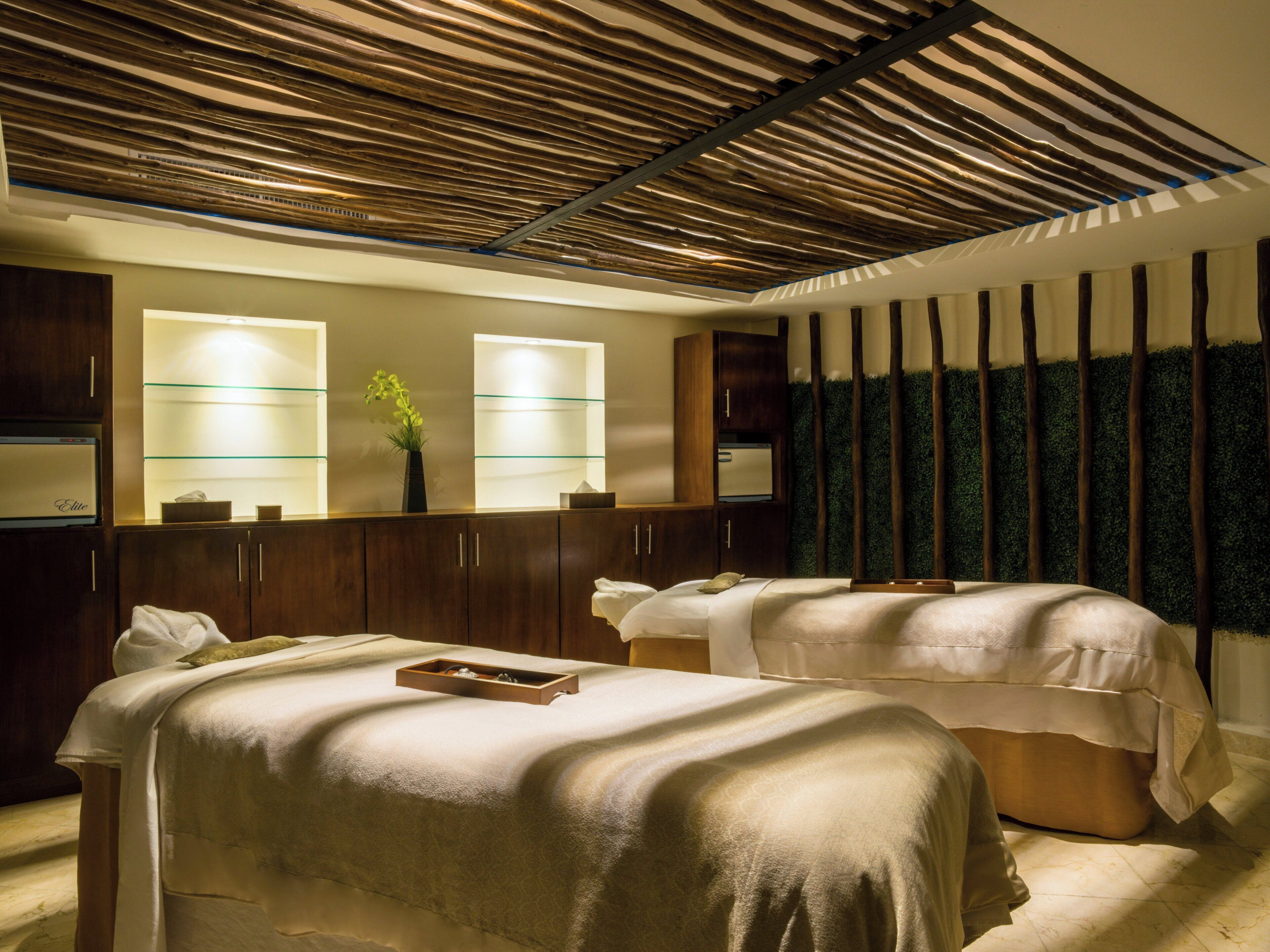 Salas de tratamiento para parejas, sauna y tina de hidromasaje 