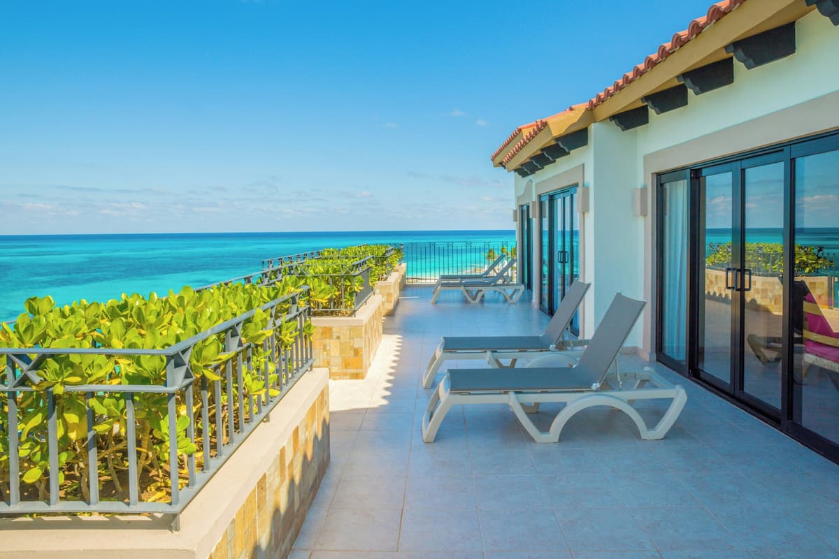 Master Suite, 3 bedrooms plus | Tallelokero huoneessa, pimennysverhot, silitysrauta/-lauta