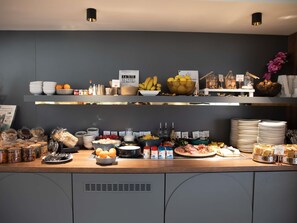 Daily buffet breakfast for a fee - Mercure Lyon Centre Charpennes Parc de la Tete d'Or (Villeurbanne)