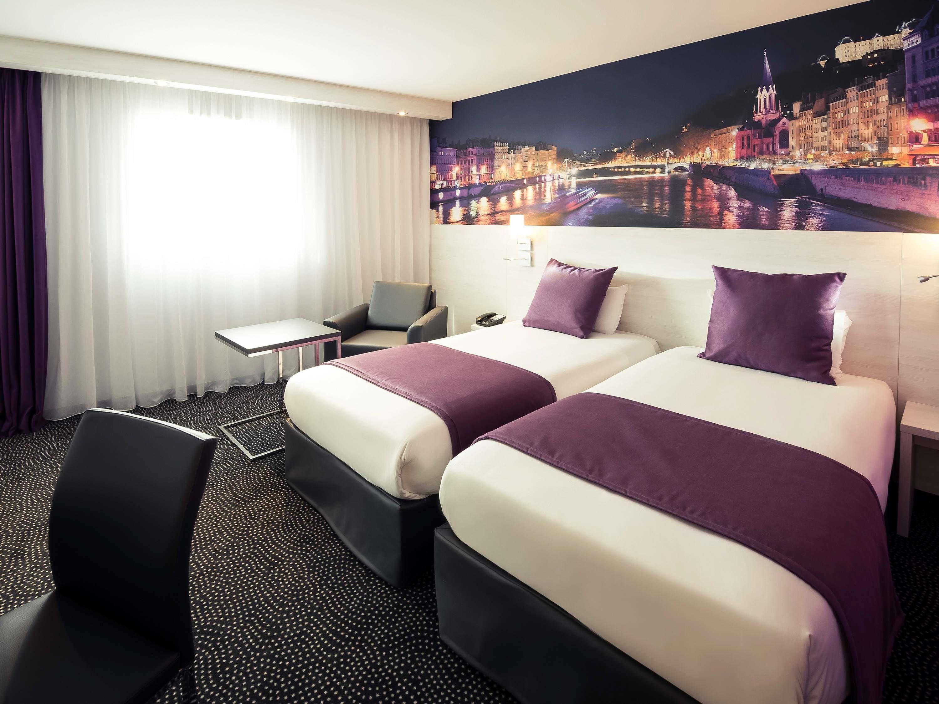 premium bedding, pillow-top beds, free minibar, in-room safe