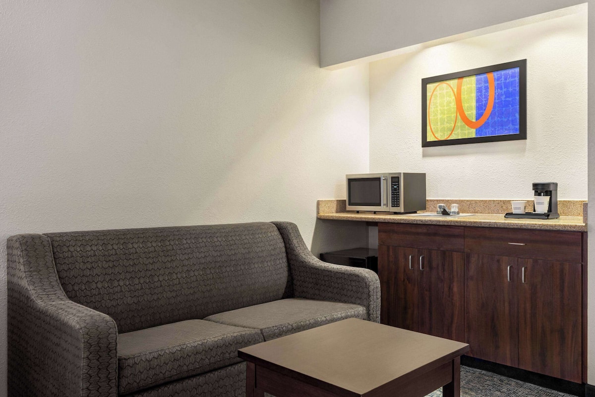 studio suite, 1 king bed, non smoking | desk, iron/ironing board, free cots/infant beds, bed sheets