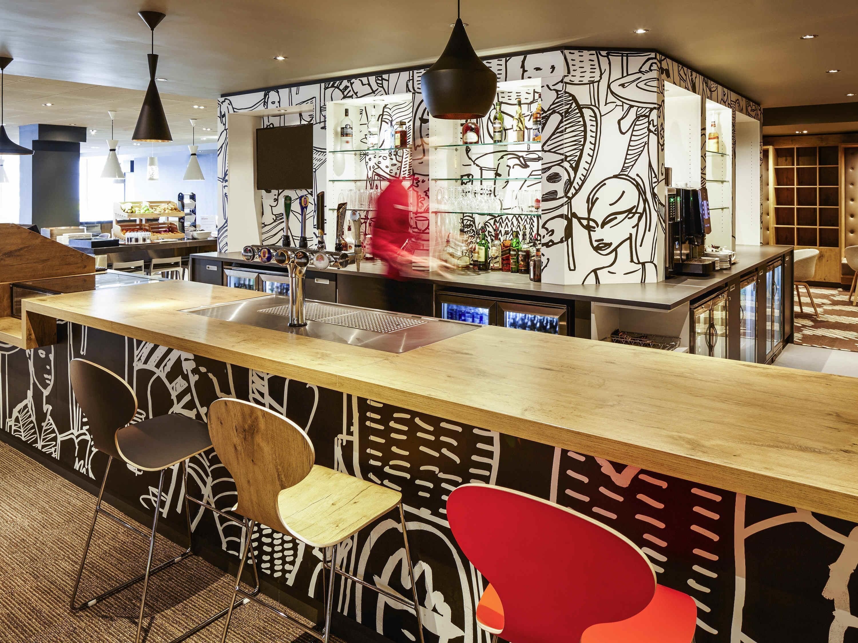 Serveert ontbijt, lunch, diner, internationale gerechten 