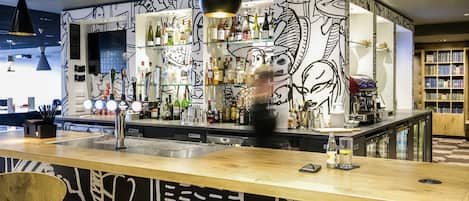 Café da manhã, almoço e jantar; culinária internacional