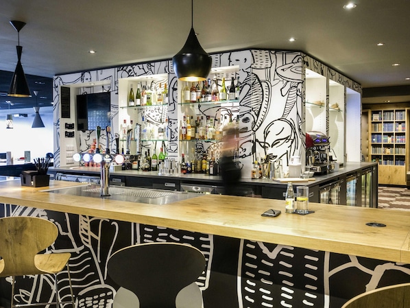 Breakfast, lunch, dinner served; international cuisine