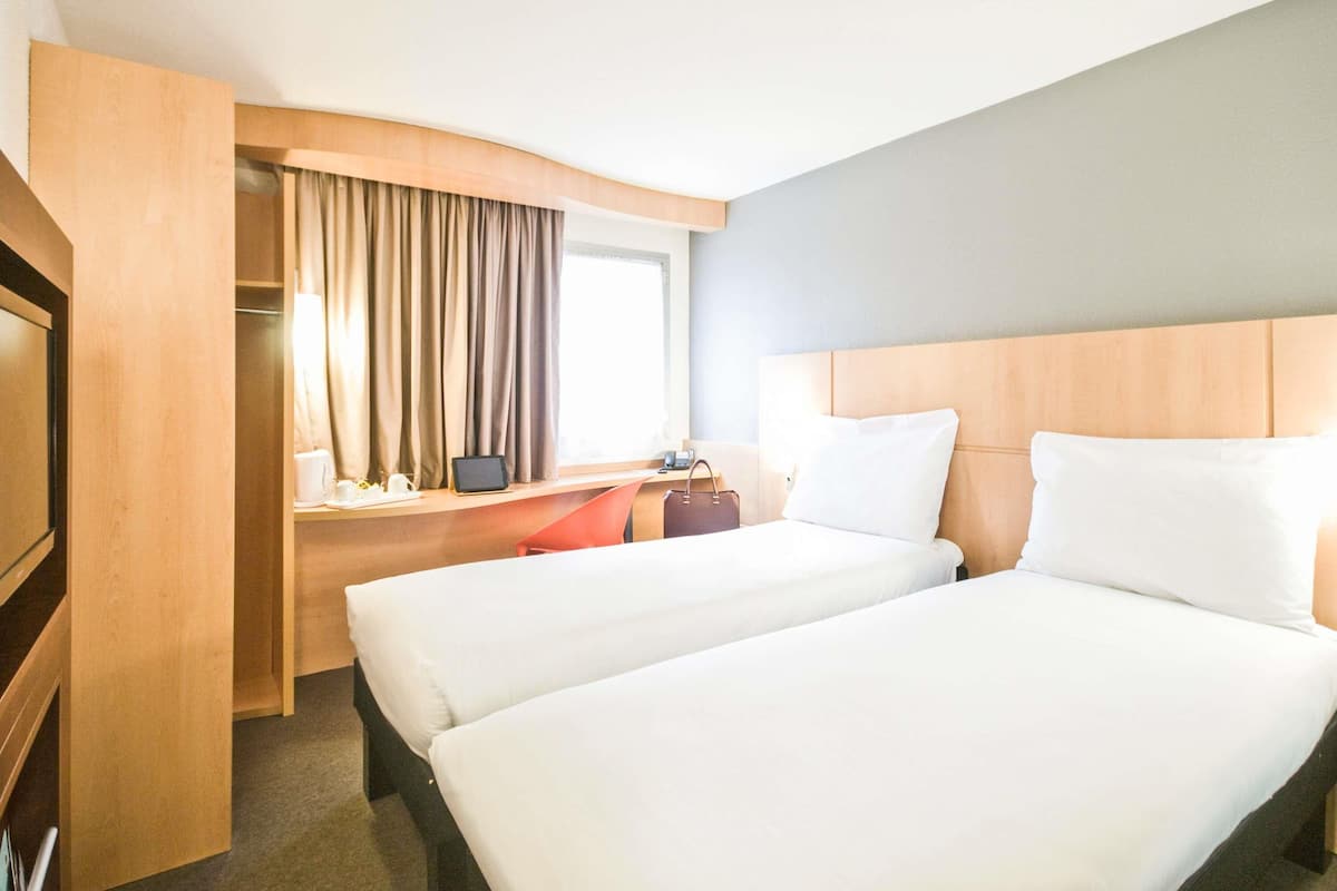 Zweibettzimmer, 2 Einzelbetten | Schreibtisch, laptopgeeigneter Arbeitsplatz, schallisolierte Zimmer