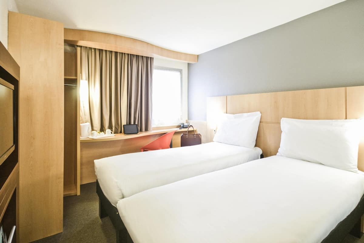 Twin Room, 2 Twin Beds | Desk, laptop workspace, soundproofing, iron/ironing board