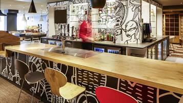 Serveert ontbijt, lunch, diner, internationale gerechten