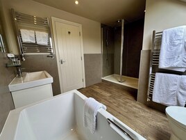 Family Room | Bathroom | Combined shower/bathtub, free toiletries, hair dryer, towels