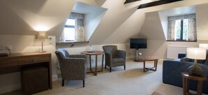 Suite | 1 bedroom, premium bedding, desk, iron/ironing board