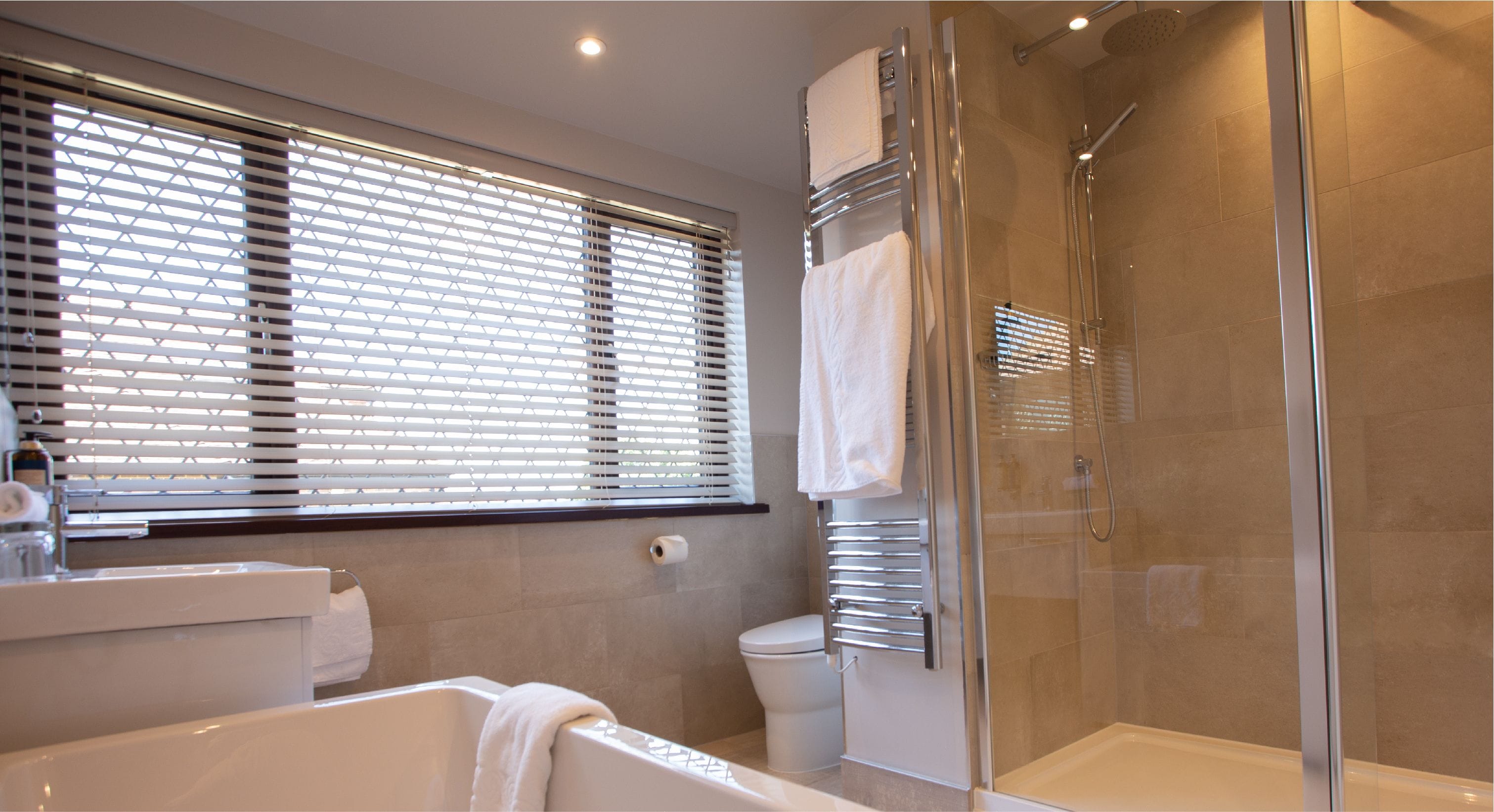 junior double room | bathroom | combined shower/bathtub, free toiletries, hair dryer, towels