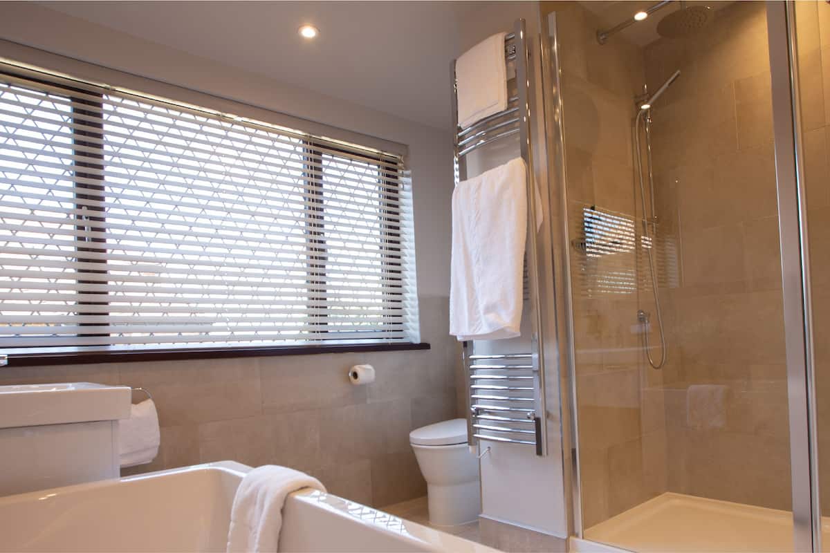 junior double room | bathroom | combined shower/bathtub, free toiletries, hair dryer, towels
