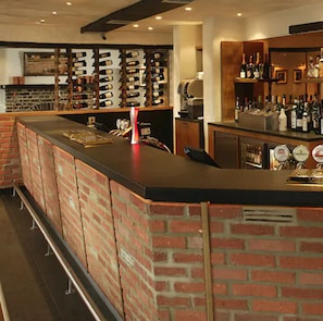 Bar (on property) - Stirrups Hotel (Bracknell)