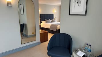 Premium bedding, desk, iron/ironing board, free WiFi