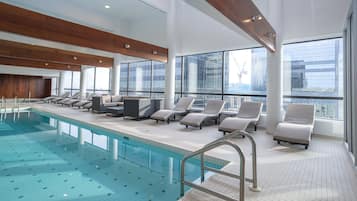 室内游泳池,07:00 至 23:00 开放,日光浴躺椅