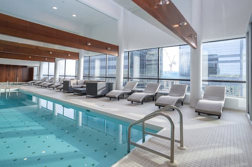 Piscine intérieure, accès possible de 7 h à 23 h, chaises longues