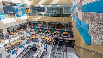 供应早餐、午餐和晚餐