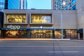 A building with a 'Steakhouse Bar' and 'Sandman Signature' on the facade. - Sandman Signature Edmonton Downtown Hotel (Edmonton)