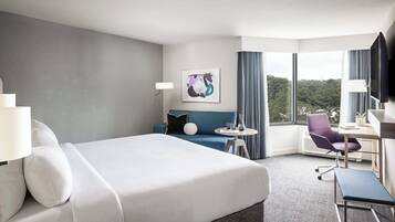 1 kamar tidur, brankas, meja kerja, dan ruang kerja ramah laptop