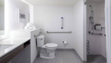 Un baño moderno con inodoro, bidé y ducha.