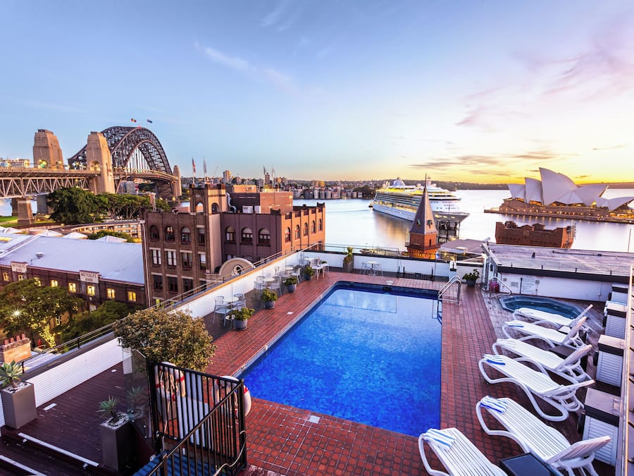 Utomhuspool och solstolar