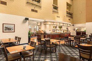 供應早餐、午餐和晚餐，當地和國際料理