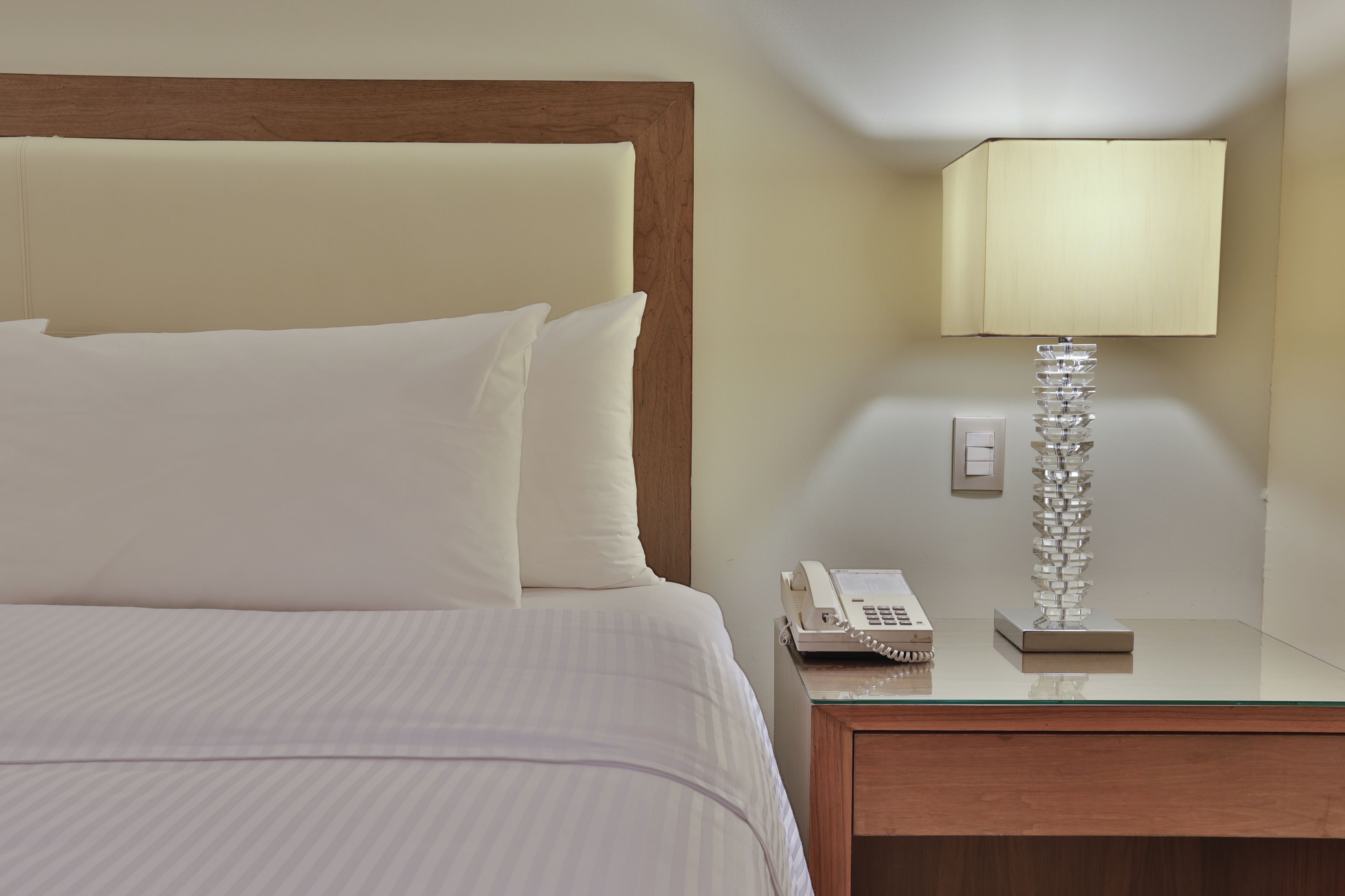 standard room, 1 king bed | in-room safe, desk, soundproofing, iron/ironing board