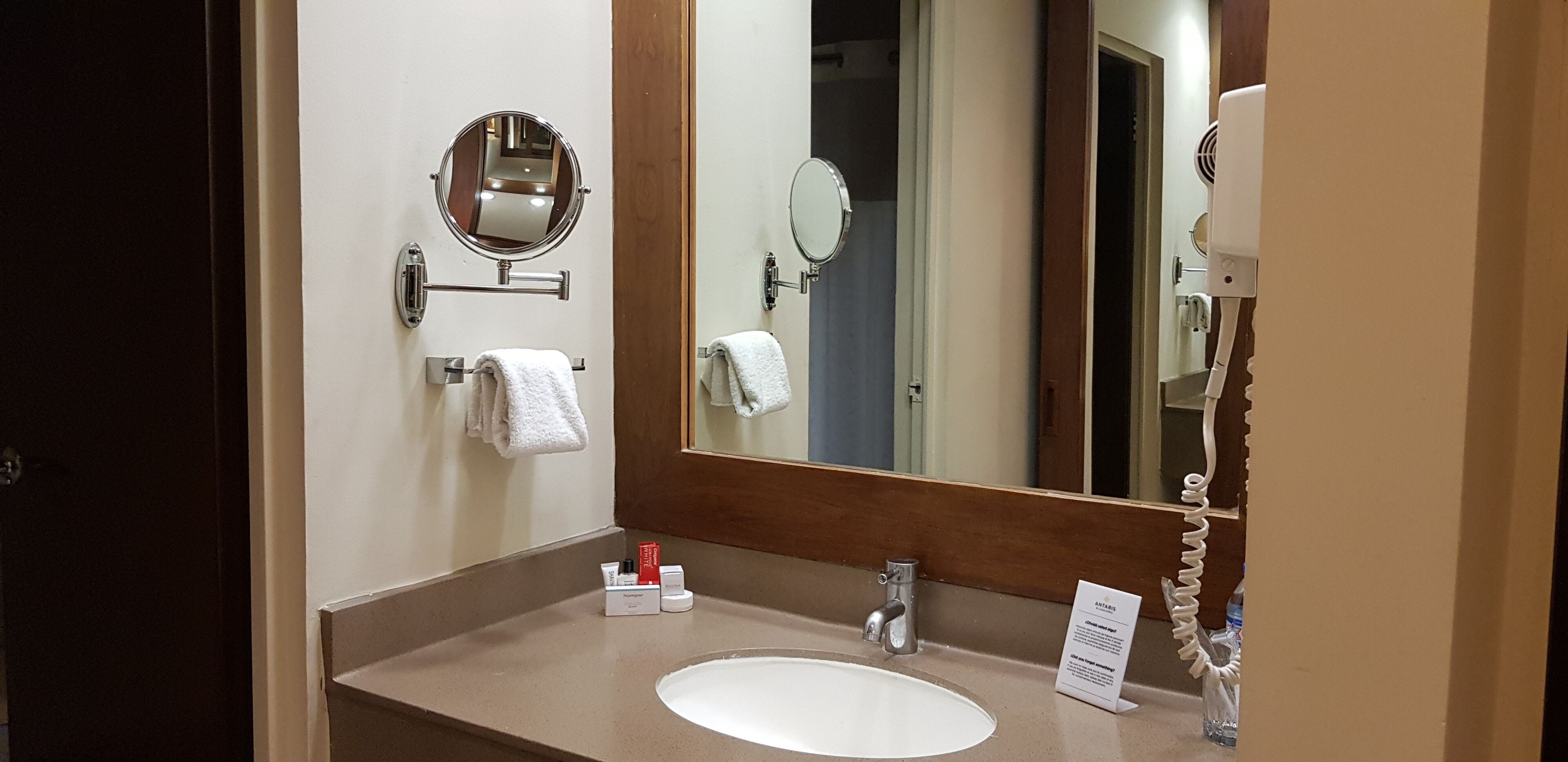 combined shower/bathtub, hair dryer, towels