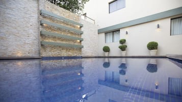 Una piscina al aire libre de temporada