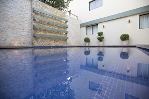 Una piscina al aire libre de temporada