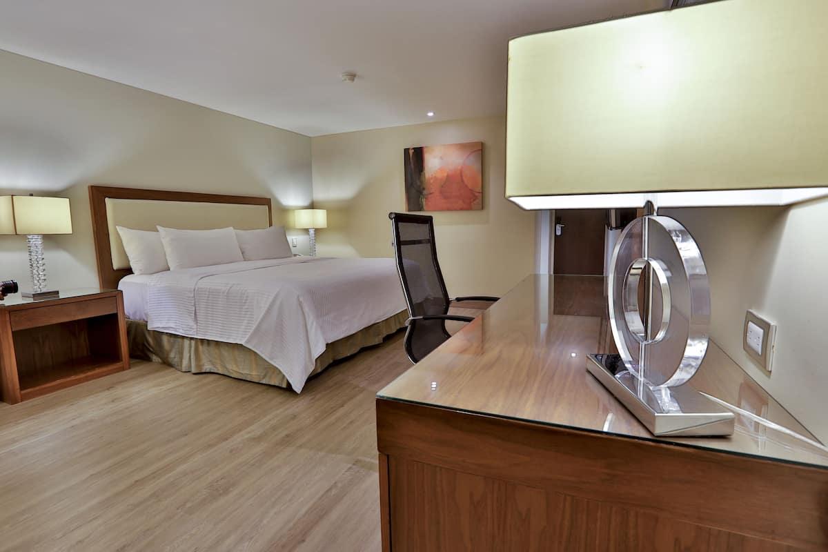 Standard Room, 1 King Bed | In-room safe, desk, soundproofing, iron/ironing board