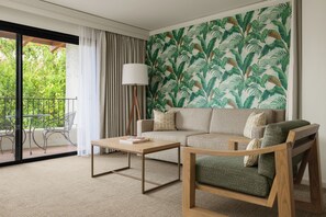 Suite – junior, 2 queensize-senger | Sengetøy av topp kvalitet, safe på rommet og skrivebord