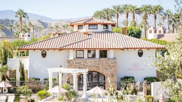 Couples treatment rooms, hot tub, steam room, body treatments