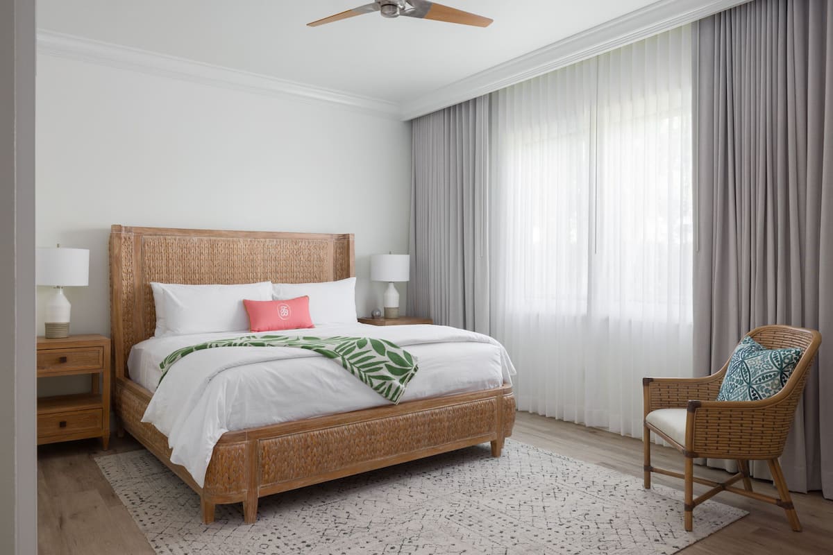 Ropa de cama de alta calidad y caja de seguridad en la habitación