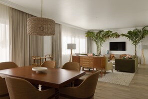 Grand Suite (Grand Marlin) | Premium bedding, in-room safe, desk, laptop workspace - Tommy Bahama Miramonte Resort & Spa (Indian Wells)