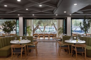 Serviço de café da manhã, culinária californiana, vistas para a piscina 